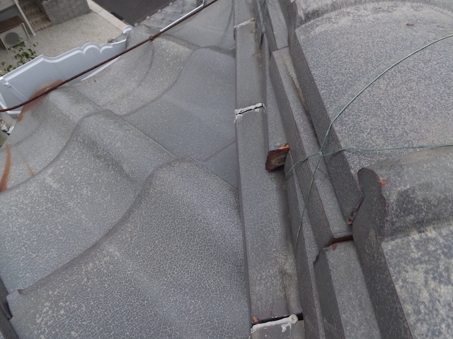 番線が外れた棟瓦